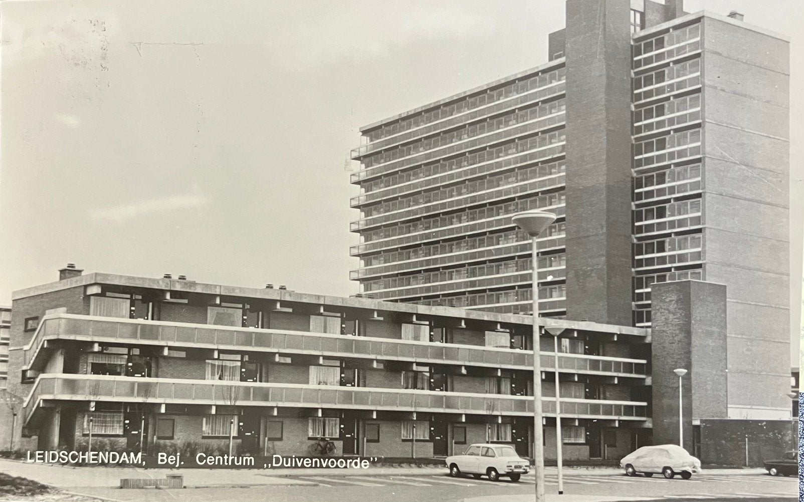 Ansichtkaart met Auto DAF 44 in Leidschendam, Verzamelen, Ansichtkaarten | Themakaarten, Ophalen of Verzenden, 1960 tot 1980, Gelopen