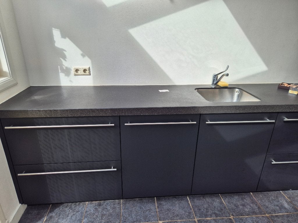 Moderne keuken met 5-pits gasfornuis en Bosch vaatwasser, Huis en Inrichting, Ophalen, Gebruikt, Overige materialen, Zwart