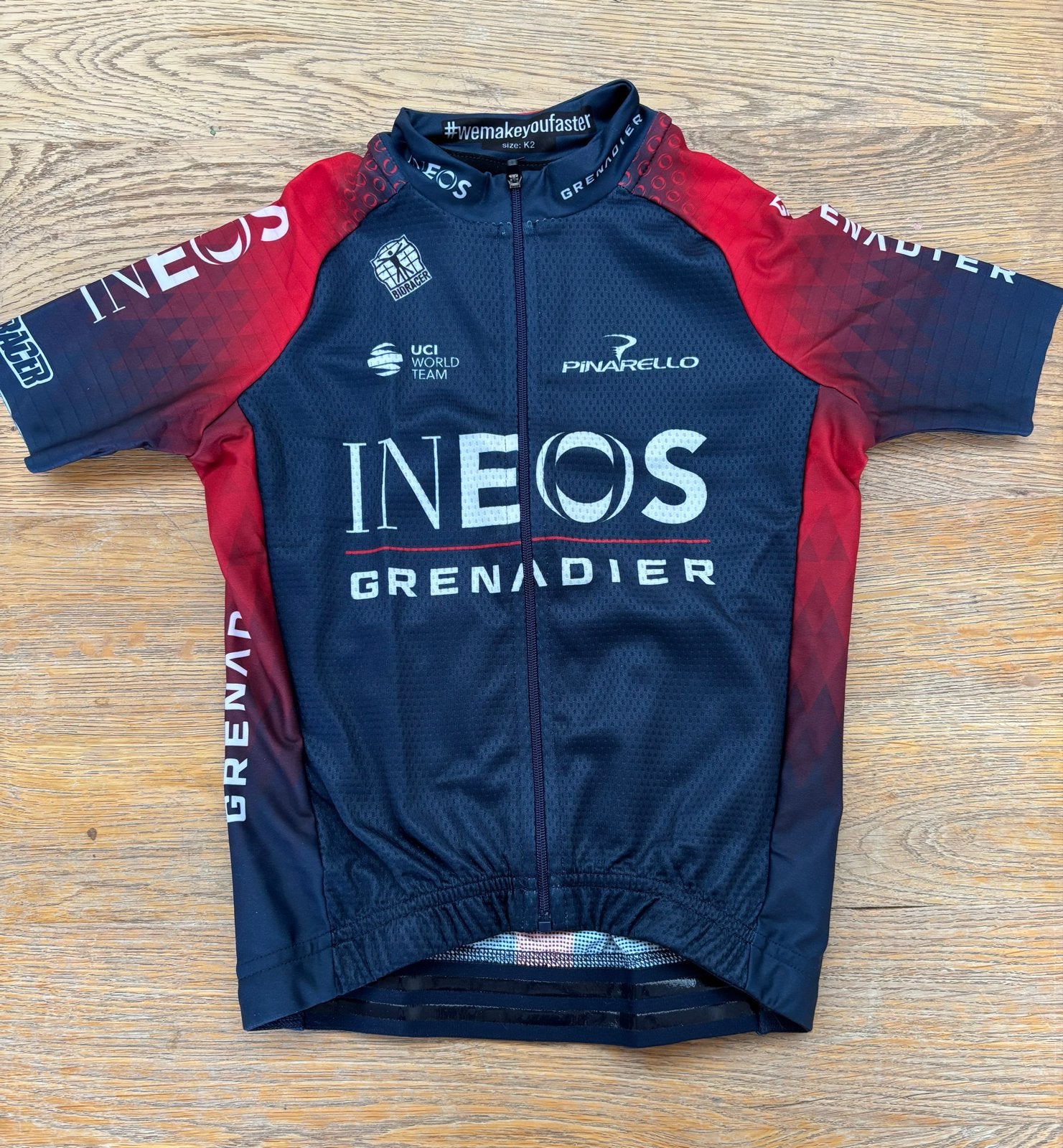Bioracer Ineos Grenadier Fietsshirt maat 122 - Nieuw, Kinderen, Nieuw, Overige maten, Ophalen of Verzenden