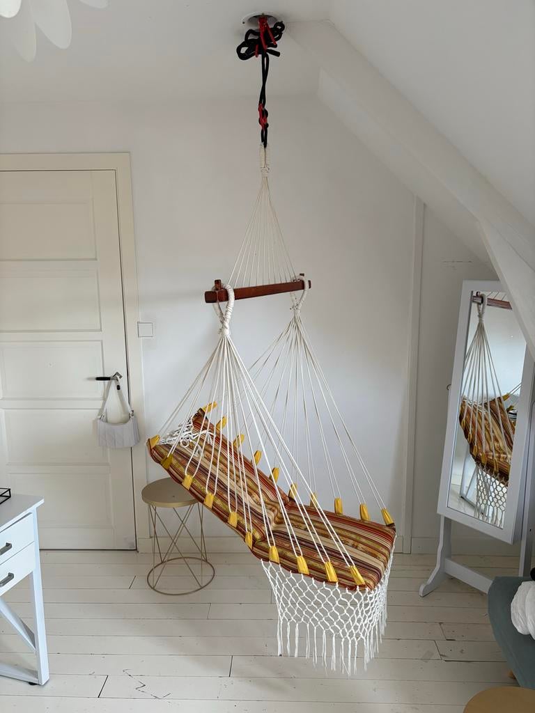 Hangstoel met houten frame en touwophanging, Huis en Inrichting, Meerkleurig, Mediterraans, Ophalen of Verzenden, Zo goed als nieuw