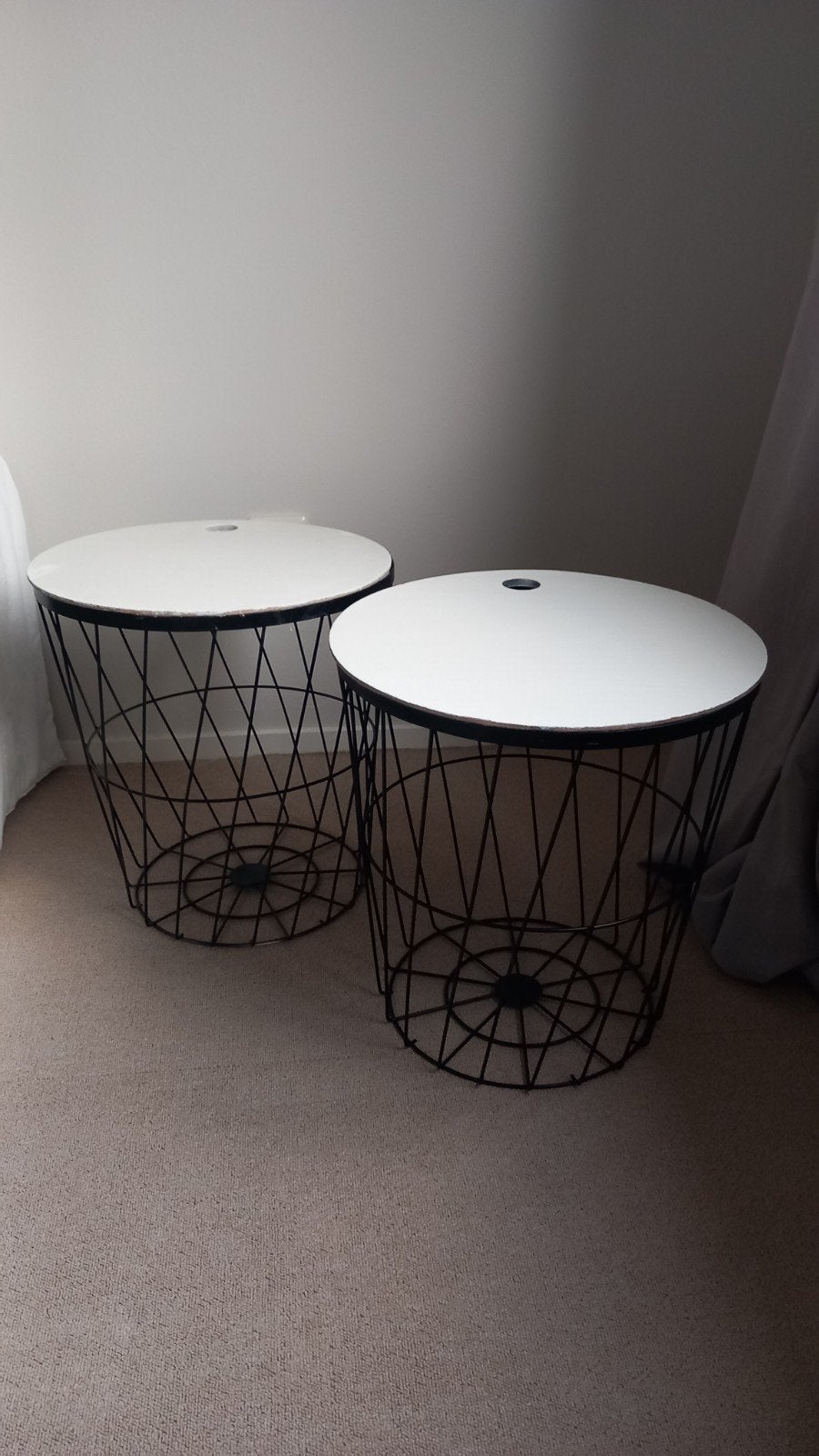Set van 2 zwarte draadstalen bijzettafels met wit blad, Huis en Inrichting, Ophalen, Gebruikt, Metaal of Aluminium