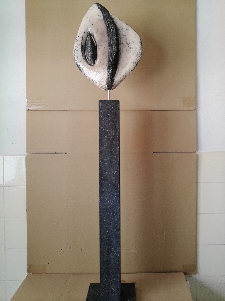 Abstract design beeld op marmeren sokkel raku keramiek 124cm, Antiek en Kunst, Beeld, Abstract, Europa, Beschilderd