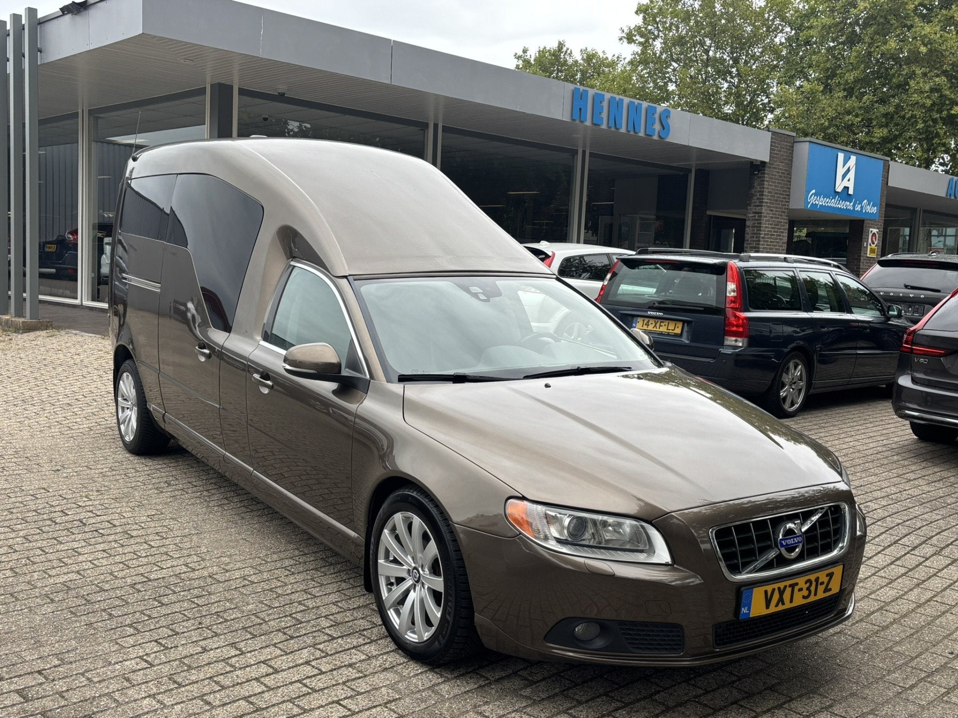 Volvo V70 NILSSON V70 D5 AWD Grijs kenteken of camper, Auto's, Euro 5, 15 km/l, Gebruikt, Bruin