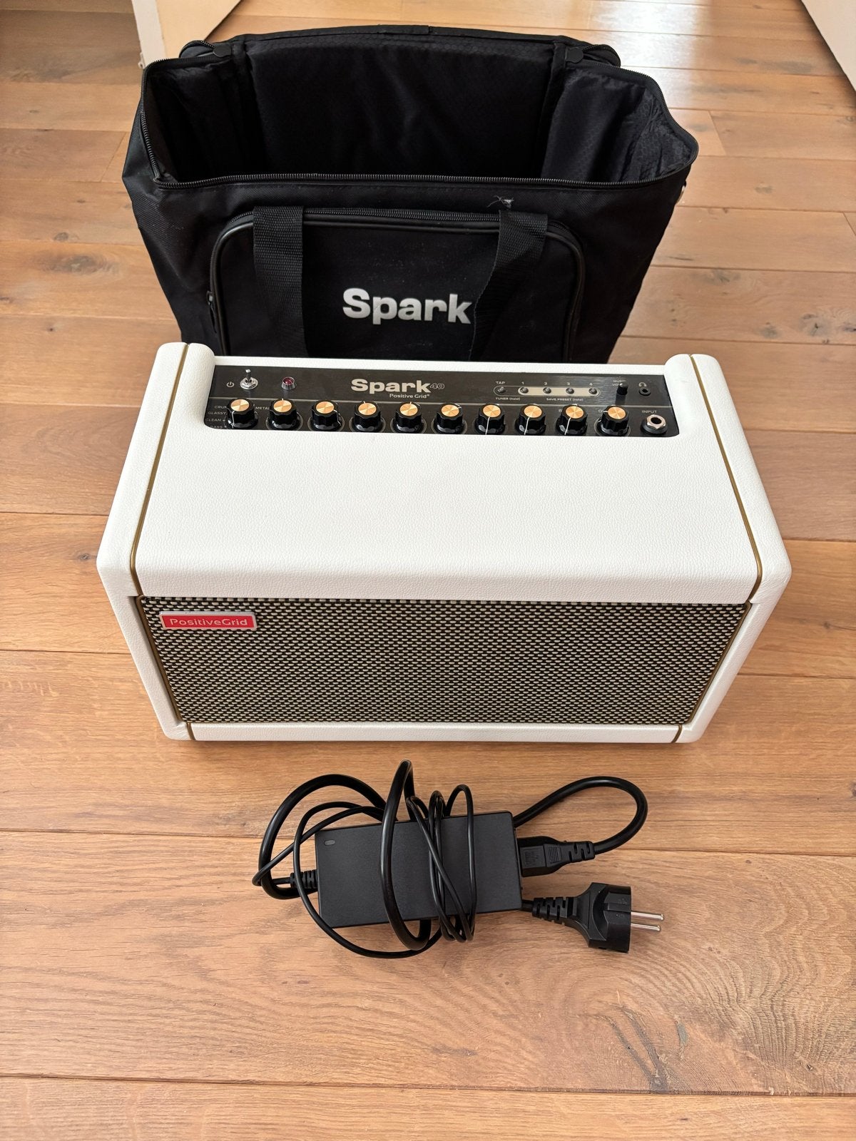 Positive Grid Spark 40 wit met tas, Muziek en Instrumenten, Versterkers | Bas en Gitaar, Zo goed als nieuw, Gitaar, Minder dan 50 watt