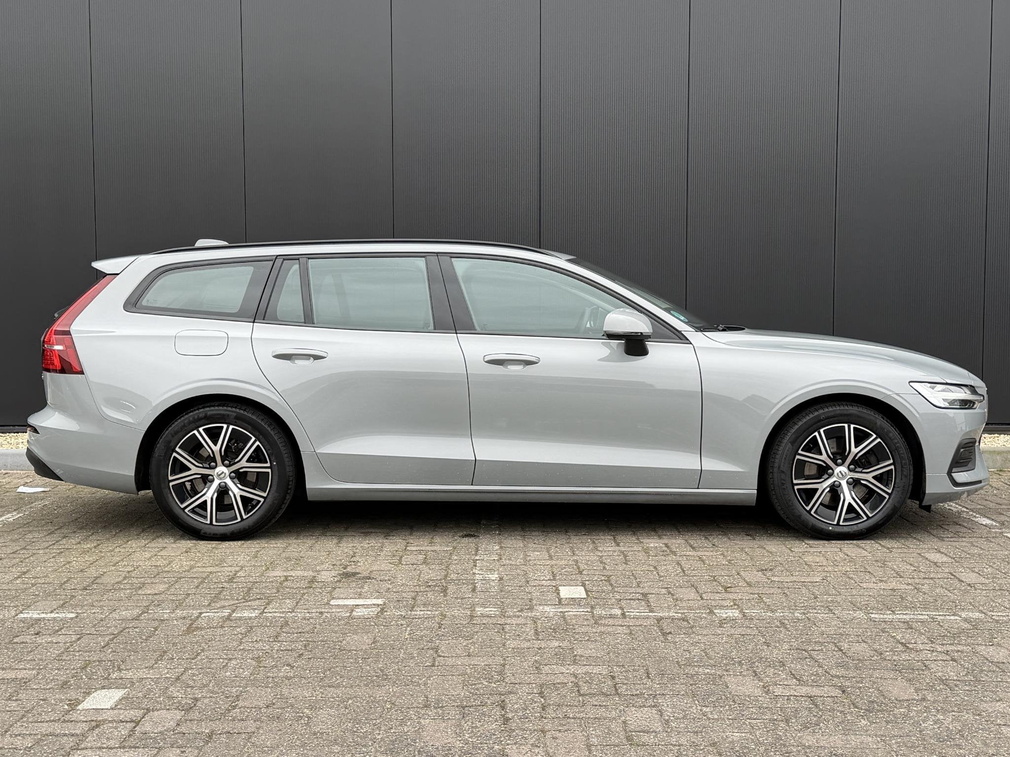 Volvo V60 2.0 B3 Essential Edition Elek. trekhaak / Driver A, Auto's, Stof, 4 cilinders, 163 pk, Origineel Nederlands