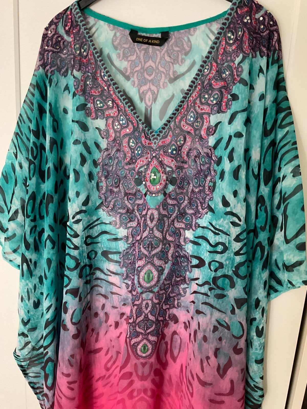 Dames Kaftan - Turquoise Roze Panterprint met Sierstenen, Ophalen of Verzenden, Zo goed als nieuw