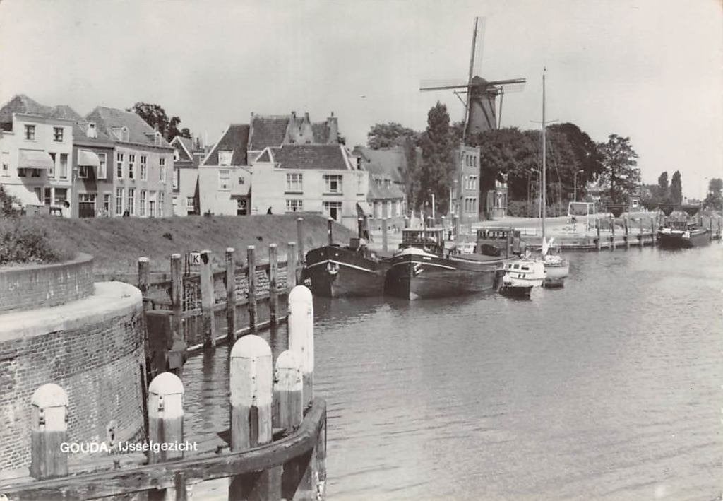 Gouda IJsselzicht met Haveningang Molen binnenvaart schepen, Ophalen of Verzenden, 1960 tot 1980, Ongelopen, Zuid-Holland