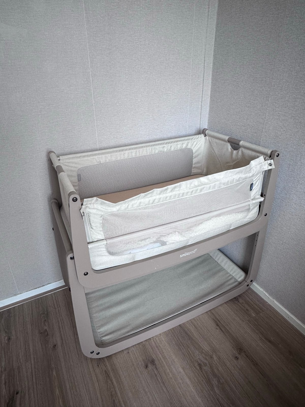 Snuzpod co-sleeper met matras, hoeslaken en wieletjes, Ophalen of Verzenden, Zo goed als nieuw, Wieg