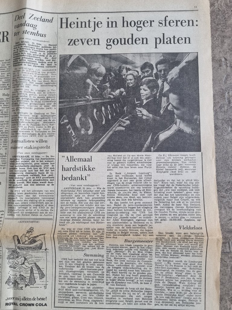 Zanger Heintje ontvangt 7 gouden platen in vliegtuig (1970), Ophalen of Verzenden, 1960 tot 1980, Knipsel(s)