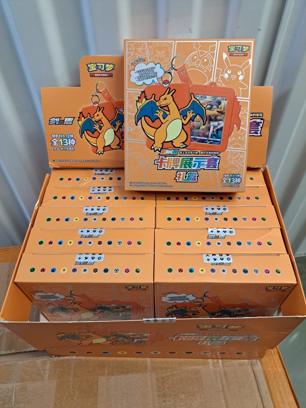 Charizard gift box - Nieuw sealed - op is op!, Ophalen of Verzenden, Nieuw