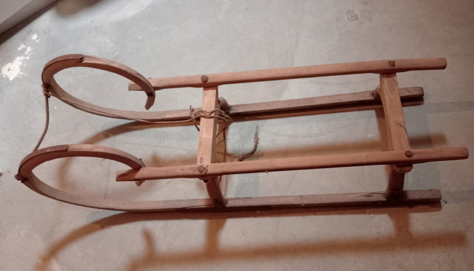 Antieke houten Davoser slee, Ophalen