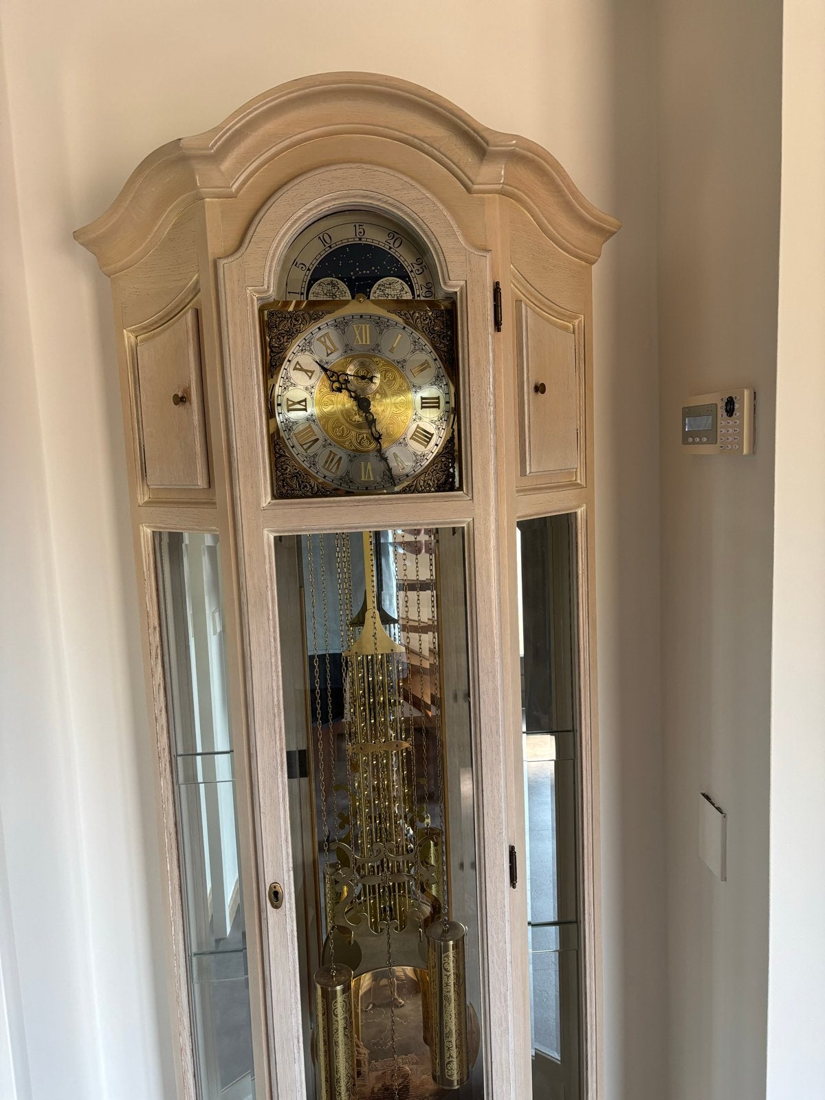 Staande klok met maanstand en messing details, Ophalen
