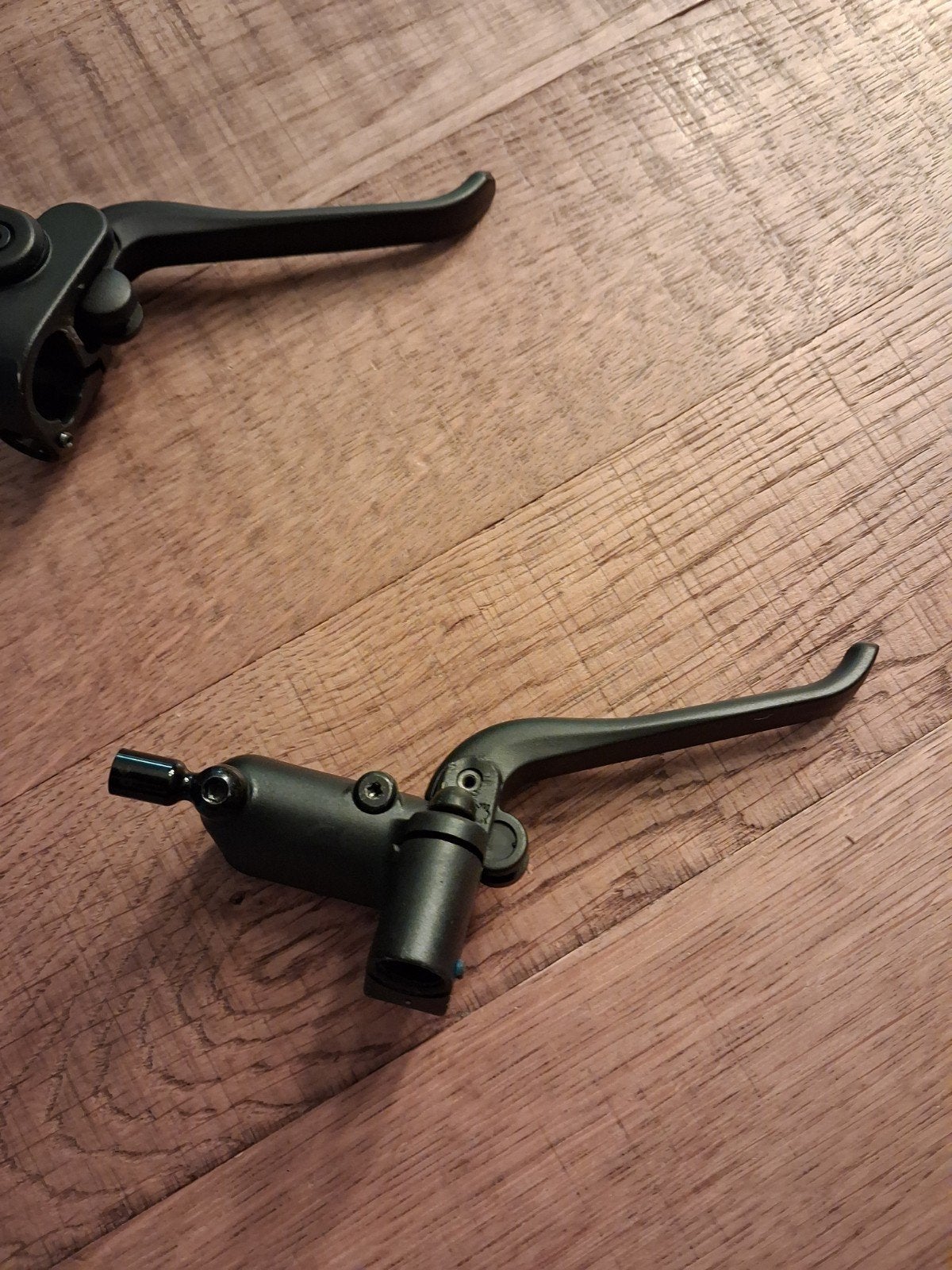 Foto 6 van vanmoof s3 remhendels links en recht zeer netjes