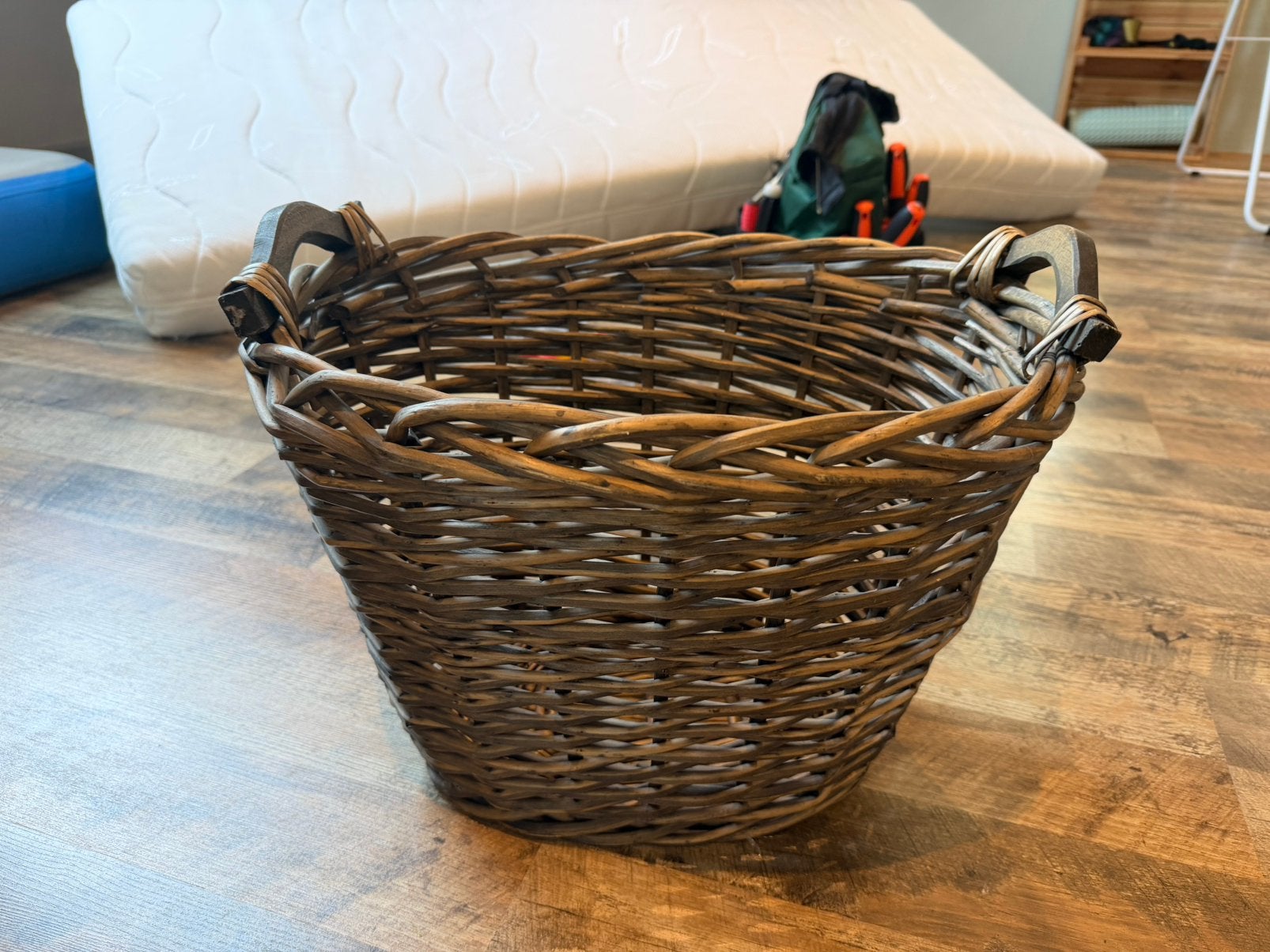 Mand / krantenmand / kratenbak (40x30x30), Huis en Inrichting, Ophalen, Zo goed als nieuw, Rond, Riet