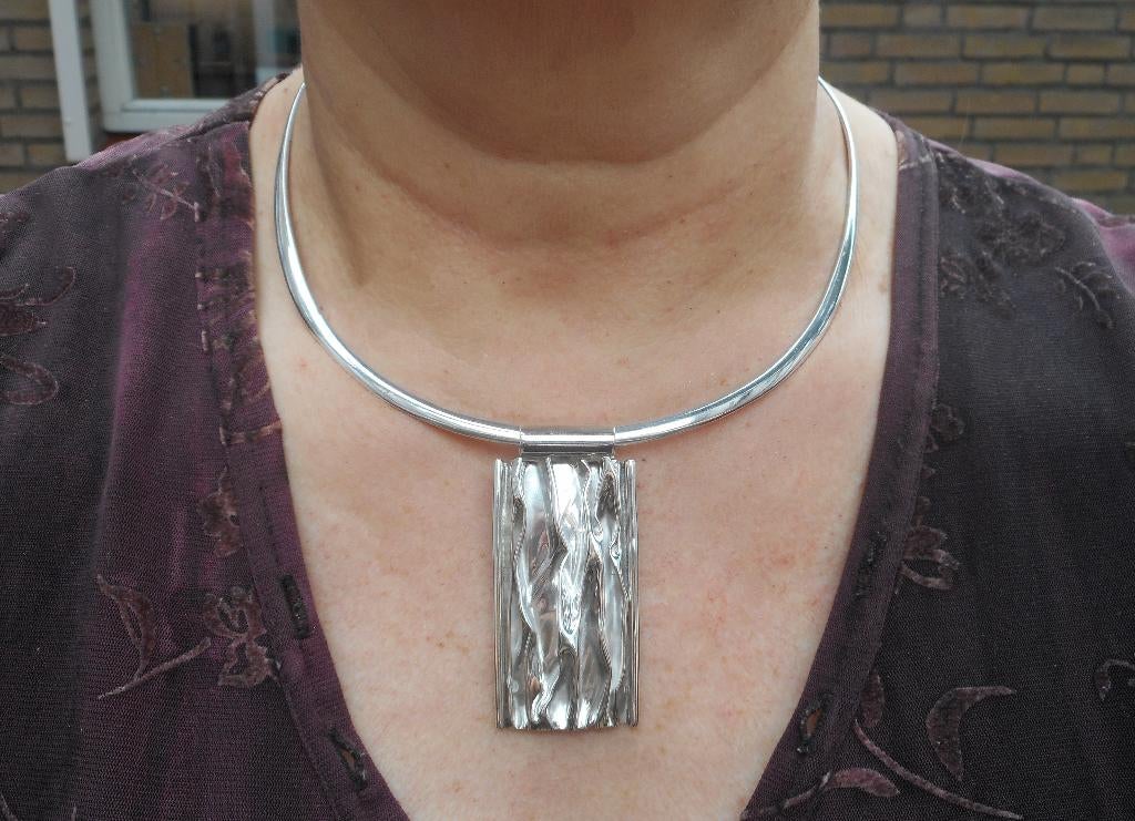 Zilveren spang met grote modernist hanger nr.346
