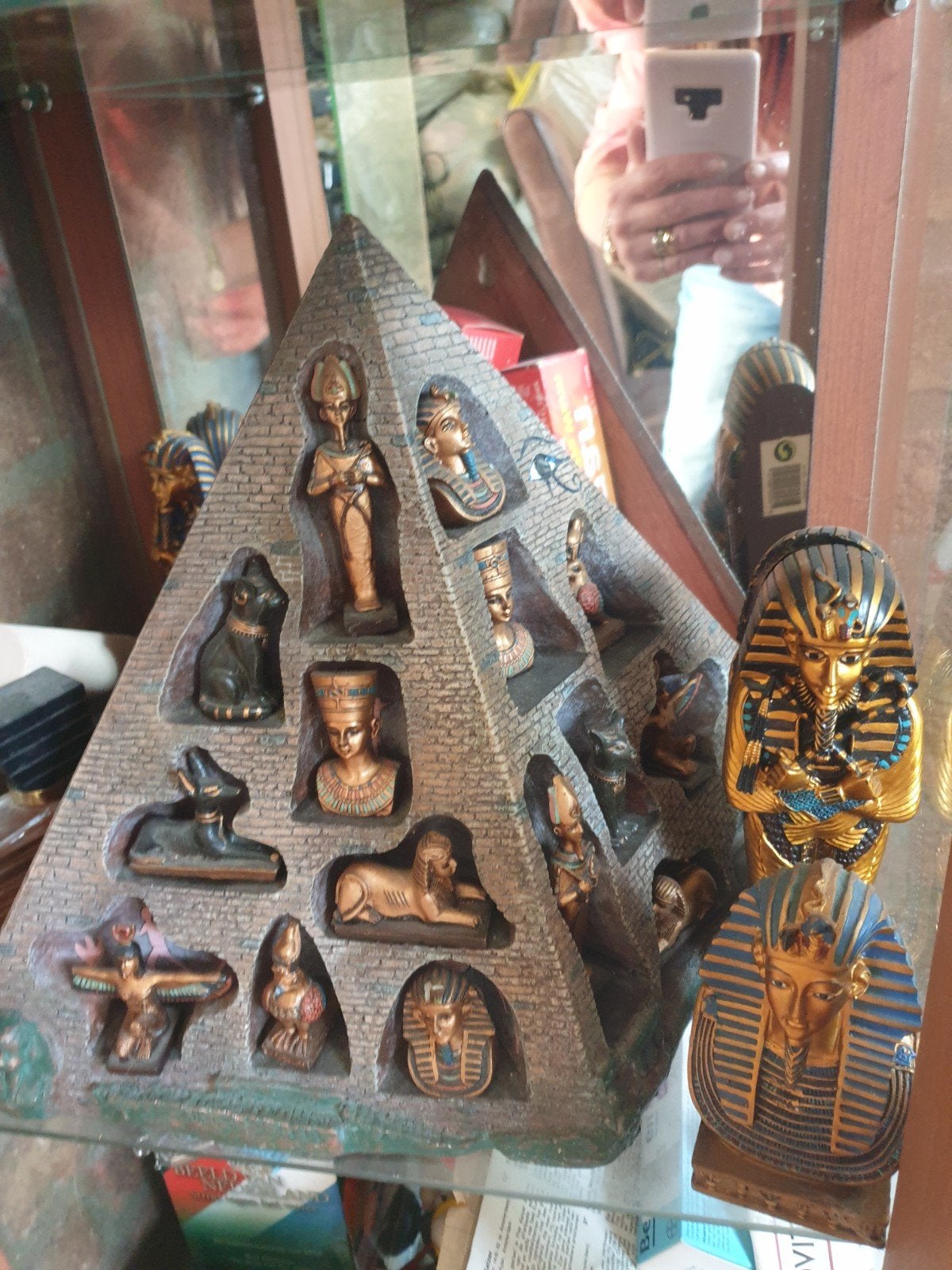 Egyptische pyramide met kleine losse beeldjes, Ophalen