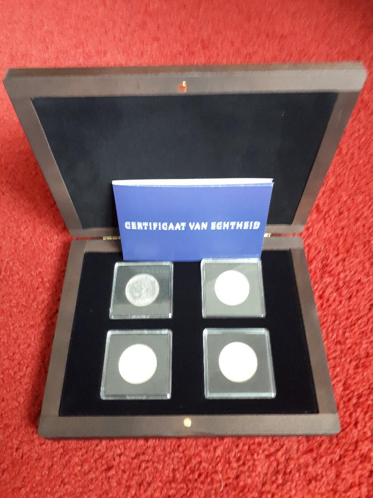 Vier Portretten Wilhelmina in zilver (cassette), Verzenden, Koningin Wilhelmina, Overige waardes, Zilver
