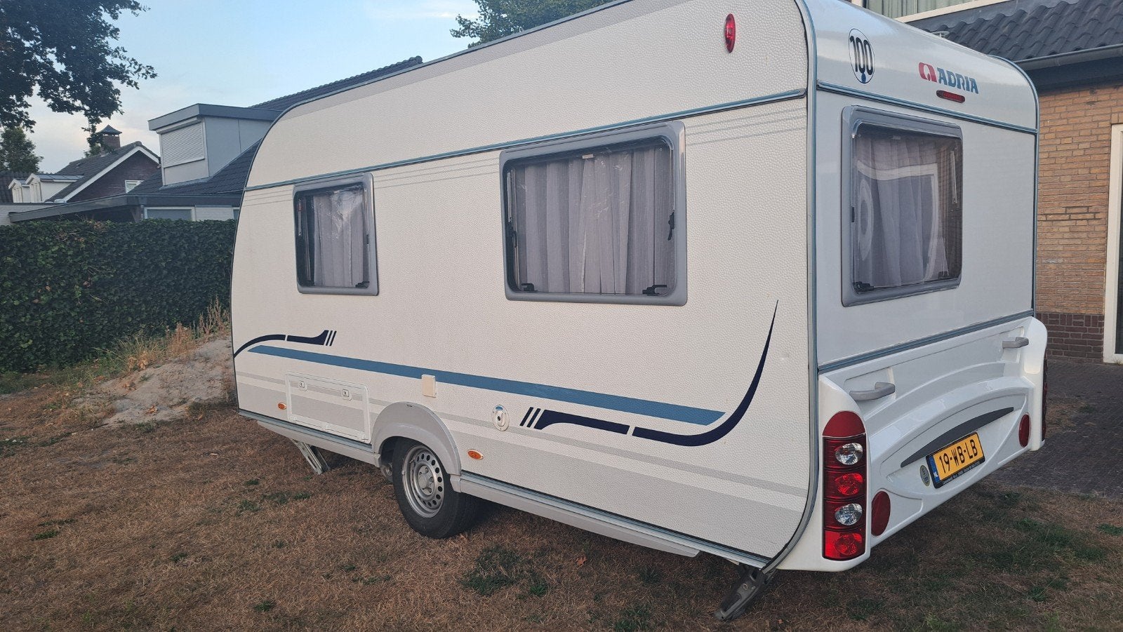 Caravan Adria Adora 432 PS, Vast bed, Kachel, Treinzit, 750 - 1000 kg