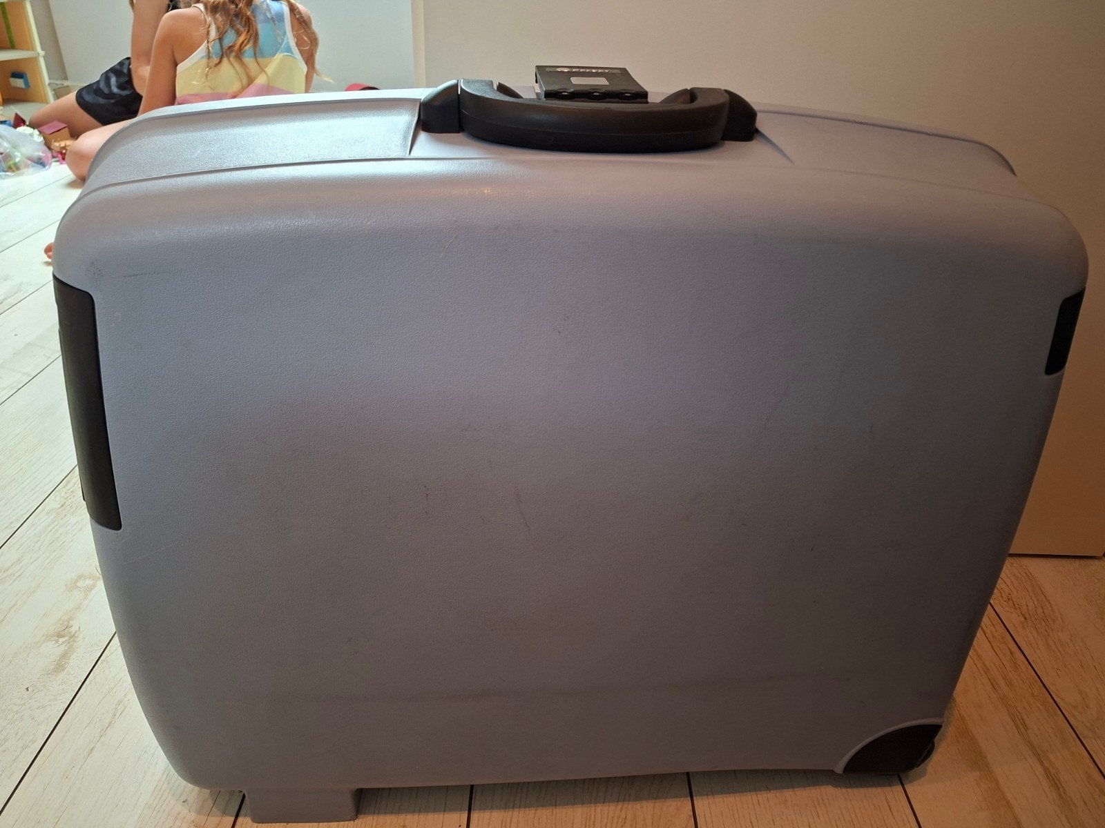 Delsey koffer met wieltjes en slot, Hard kunststof, 45 tot 55 cm, Zo goed als nieuw, Ophalen