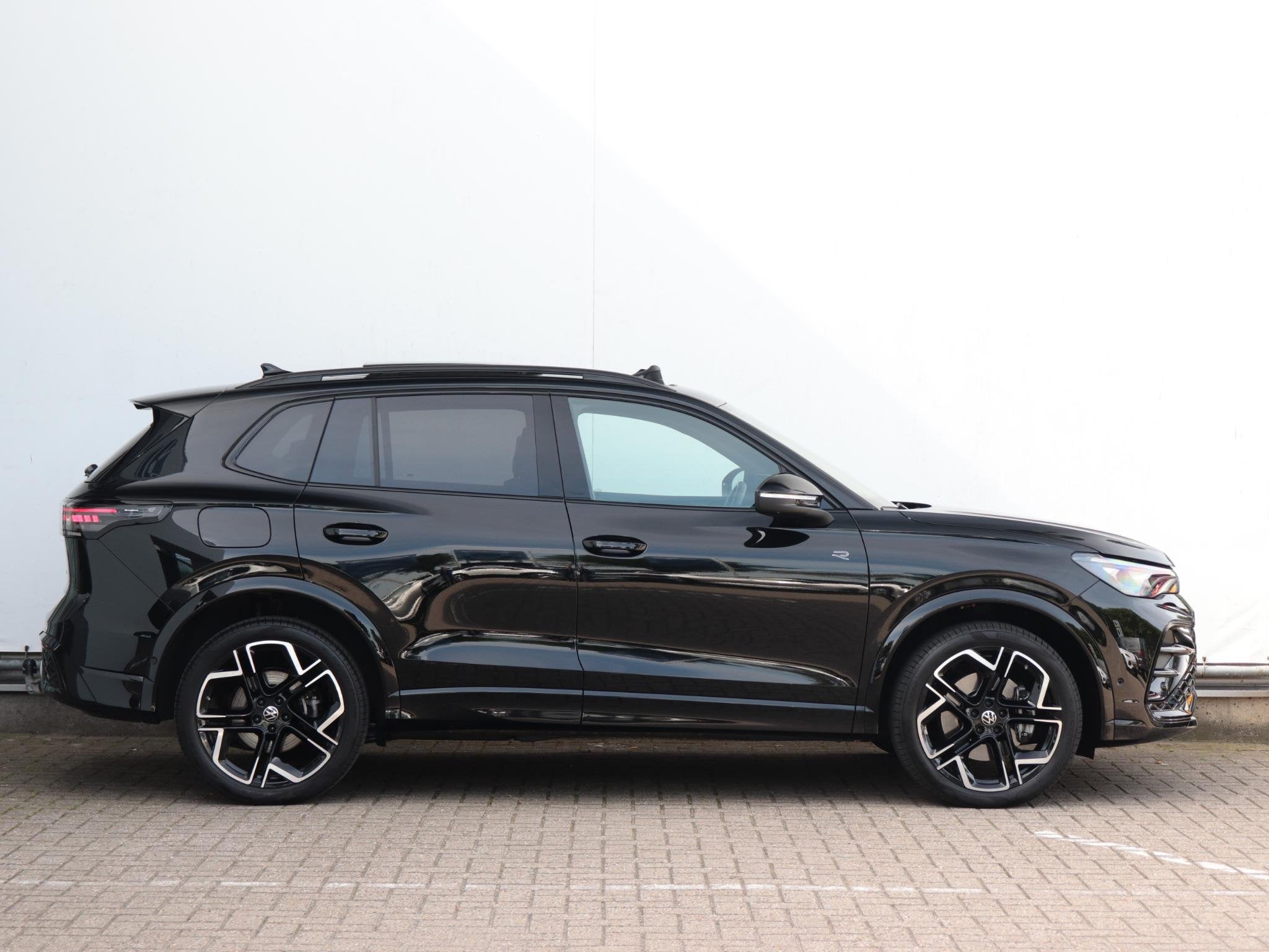 Volkswagen Tiguan 1.5 eHybrid R-Line | Leder | Trekhaak | Ha, Auto's, Volkswagen, Automatische klimaatregeling, Euro 6, 4 cilinders
