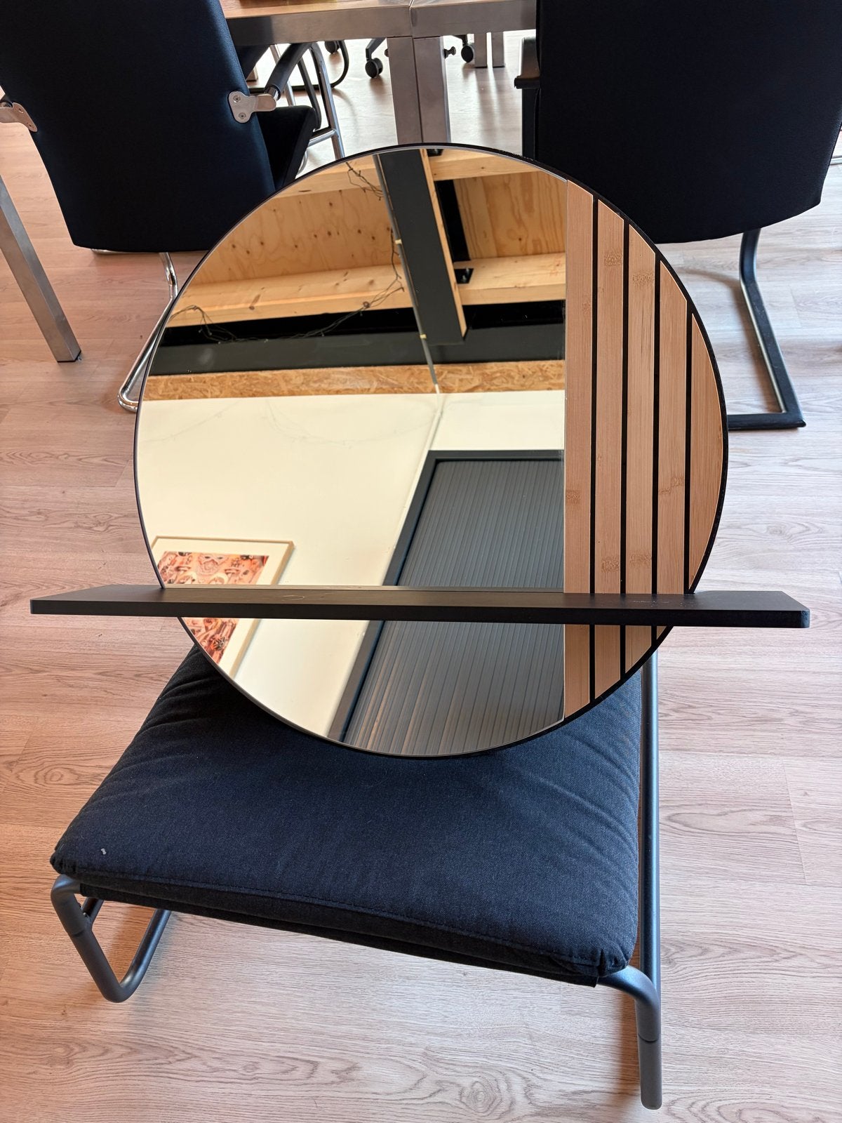 Ronde spiegel met bamboe details en plankje, Ophalen, Minder dan 50 cm, Rond, Zo goed als nieuw