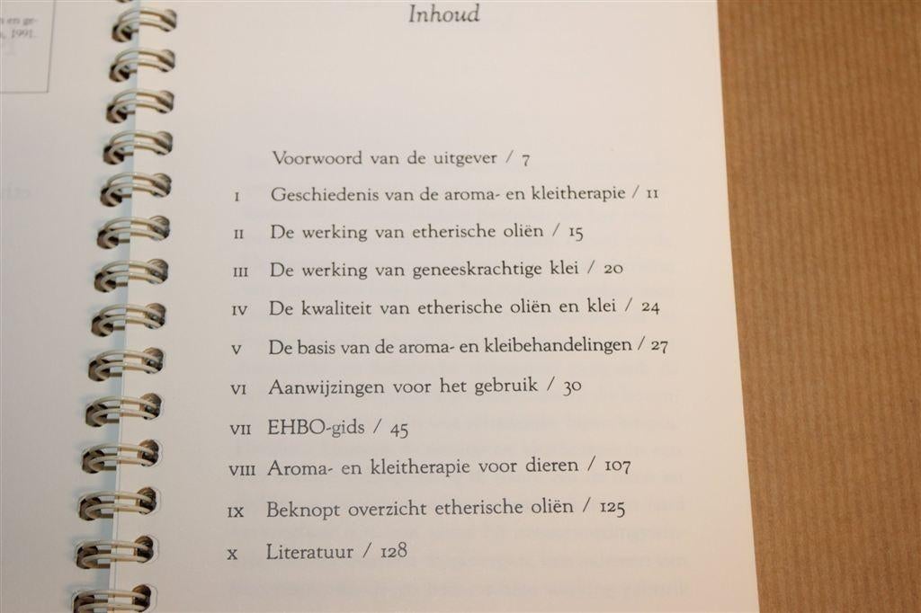 Aroma- & Klei-therapie — Etherische Oliën & EHBO 1992, Ophalen of Verzenden, Gelezen, Overige onderwerpen, Achtergrond en Informatie