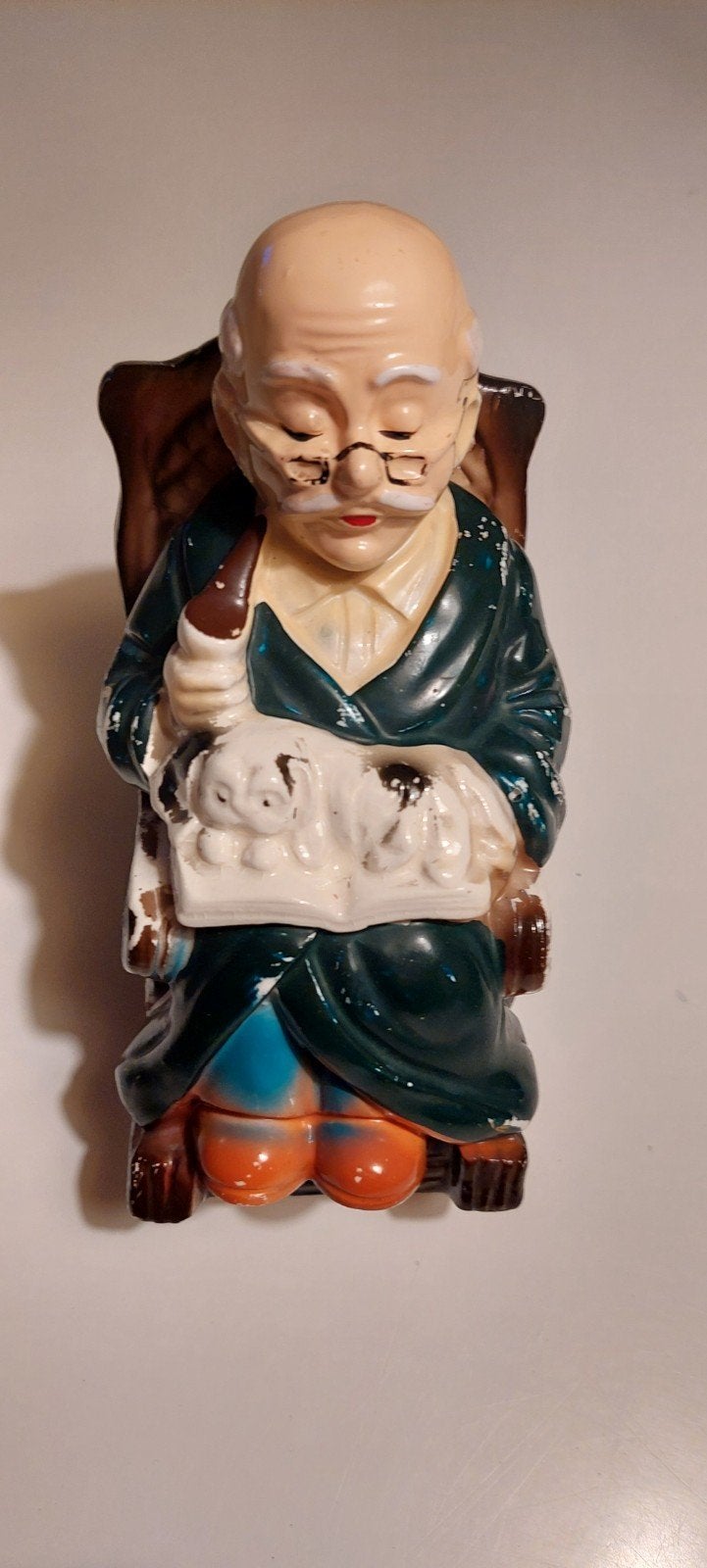 Vintage spaarpot oude man lezend in schommelstoel, Ophalen