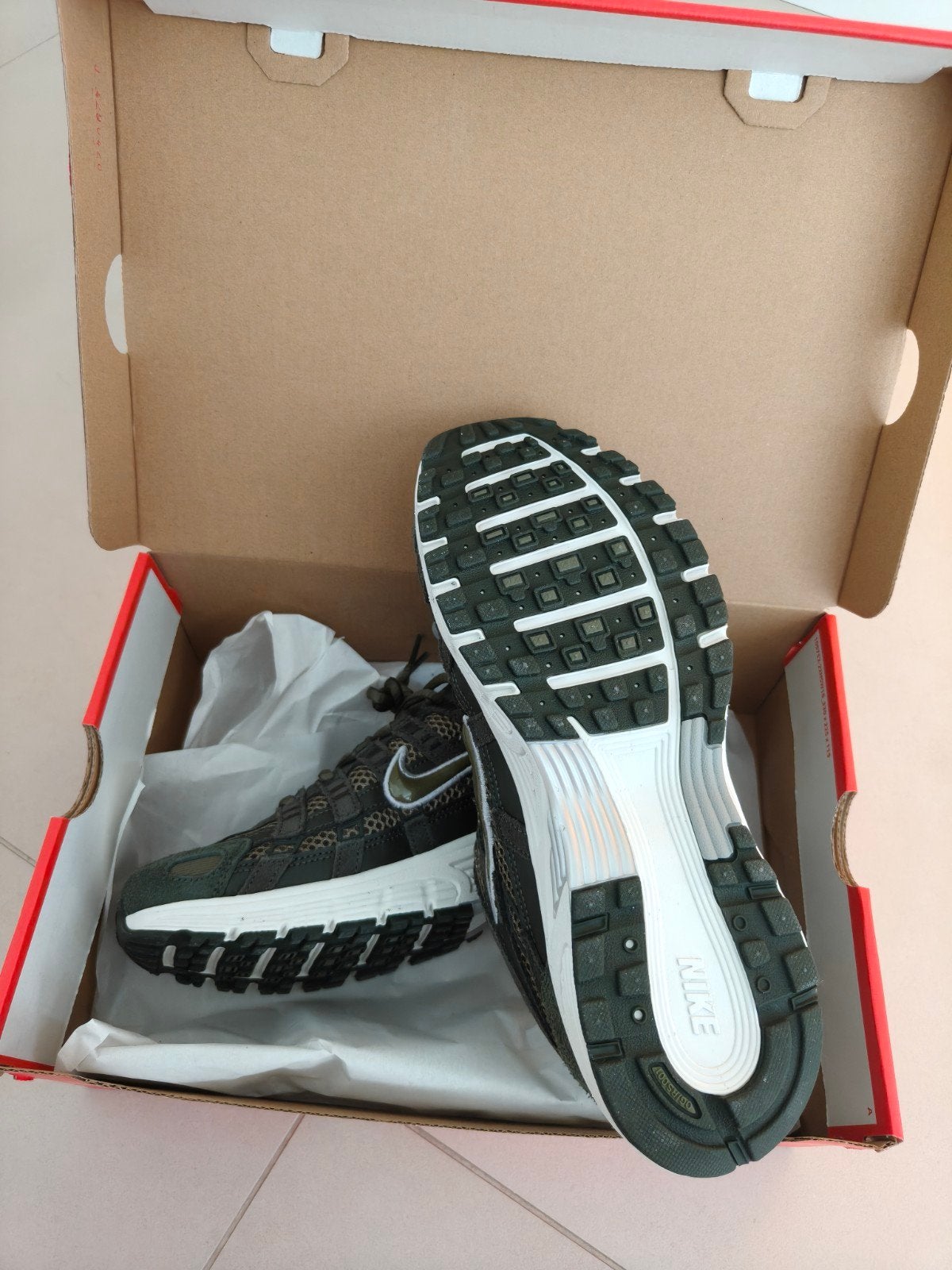 Nike P-6000 SE Sequoia Heren Maat 42.5 NIEUW IN DOOS, Ophalen of Verzenden, Nieuw
