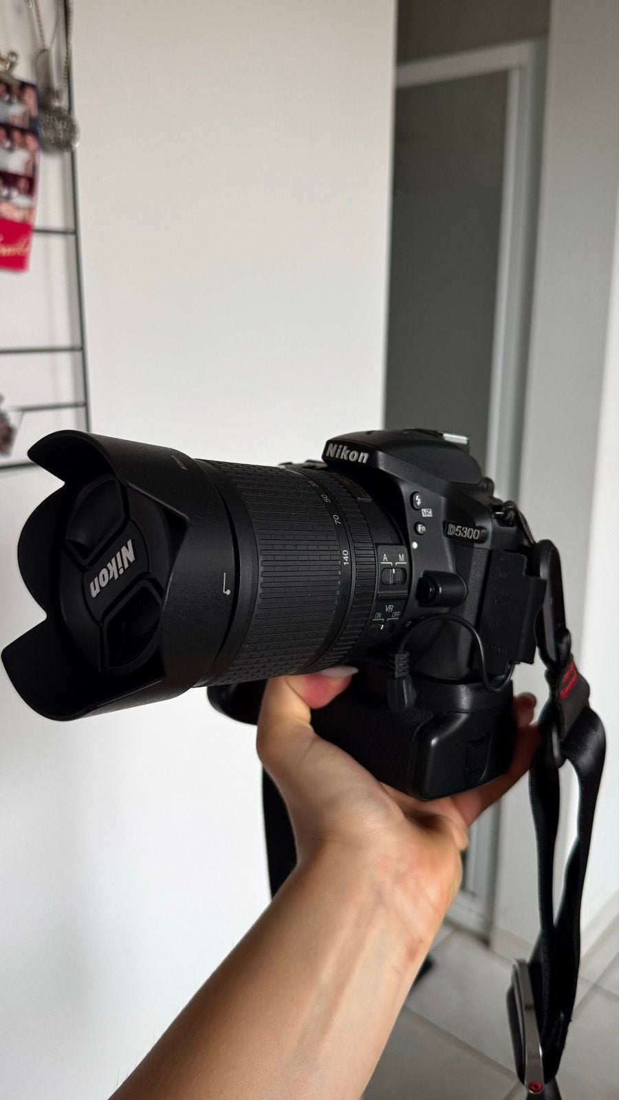 Nikon D5300 + 18-140mm lens + battery grip, Lensdop, Spiegelreflex, Beeldstabilisatie, Ophalen of Verzenden