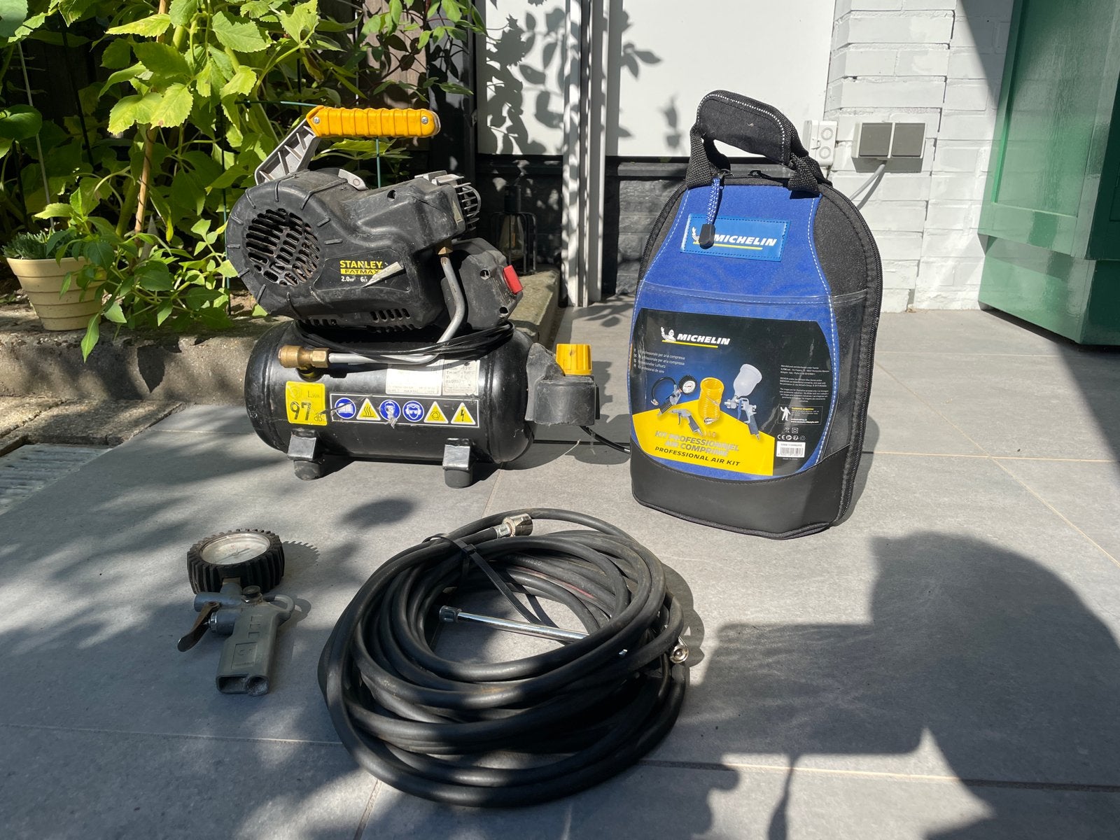 Stanley compressor met toebehoren - Ideaal voor thuisgebruik, Doe-het-zelf en Verbouw, Ophalen, Gebruikt, 6 tot 10 bar, Minder dan 200 liter/min