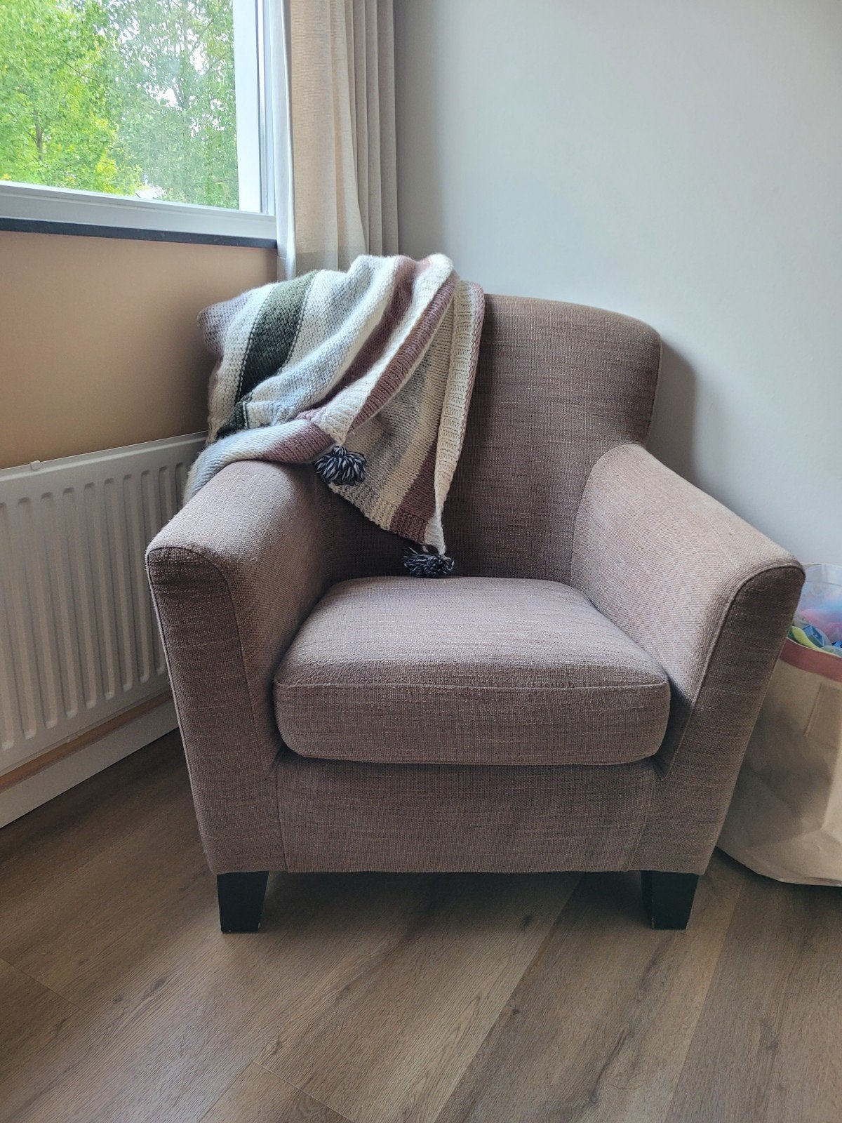 Ikea fauteuil, bruin/beige met zwarte houten poten, Huis en Inrichting, Ophalen, Hout, Gebruikt, 75 tot 100 cm