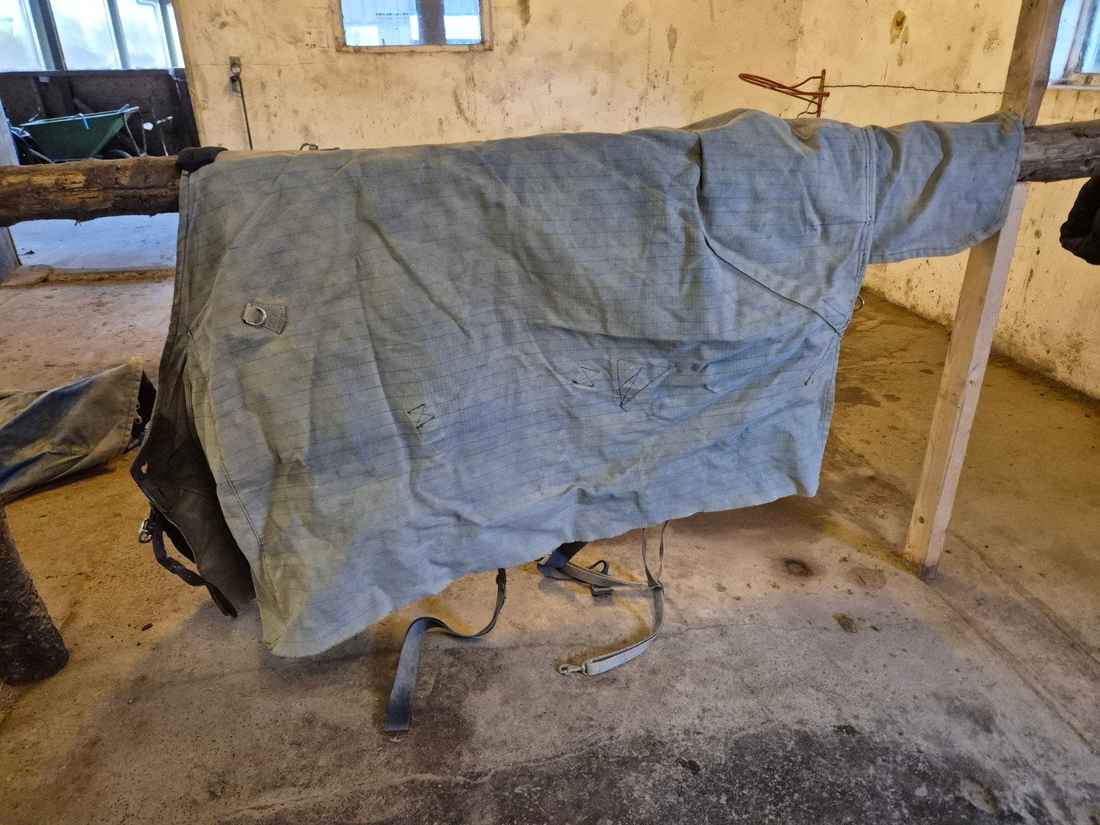Foto 4 van canvas hufterproof deken met hals, buiksingel & bilkoorden