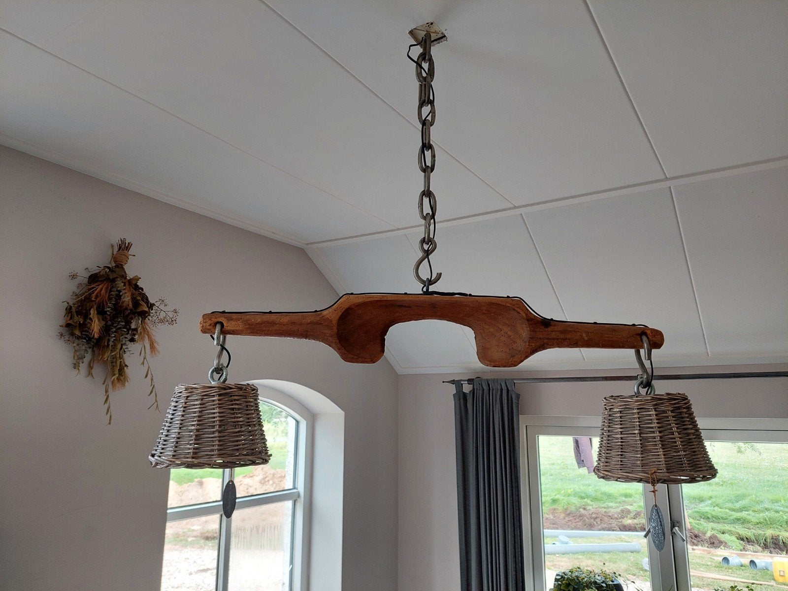 Handgemaakte lamp van antiek juk met rotan kappen, Ophalen