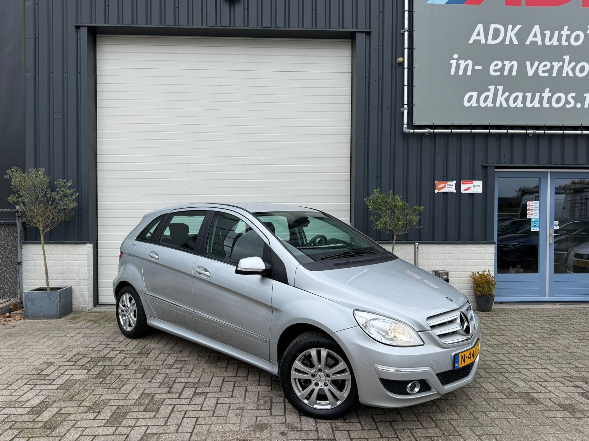 Mercedes-Benz B-klasse 200 AUTOMAAT/STOELVERW/TREKHAAK/PDC/M, Auto's, Gebruikt, Zwart, 4 cilinders, 1290 kg