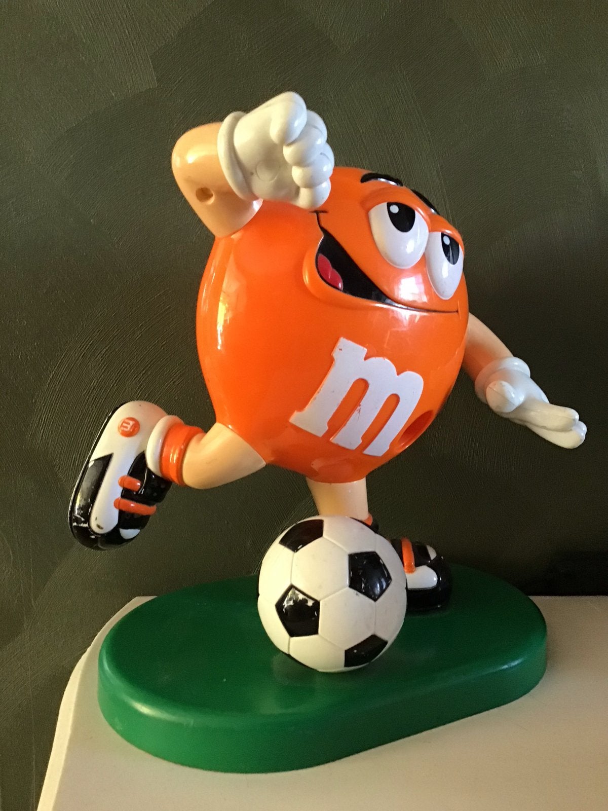 M&M's Snoepdispenser Oranje Voetballer, Ophalen of Verzenden, Gebruikt