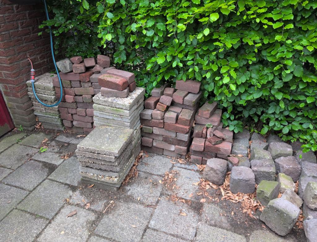Gratis: restanten klinkers, (grind)tegels en basalt keien, Tuin en Terras, Tegels en Klinkers, Ophalen, Overige materialen, Gebruikt