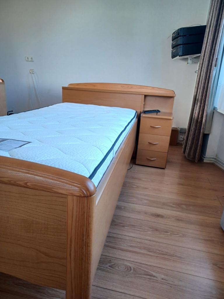 Seniorenbedden met elektrische spiraalbodem en nachtkastje, Huis en Inrichting, Slaapkamer | Bedden, Ophalen, 90 cm, Eenpersoons