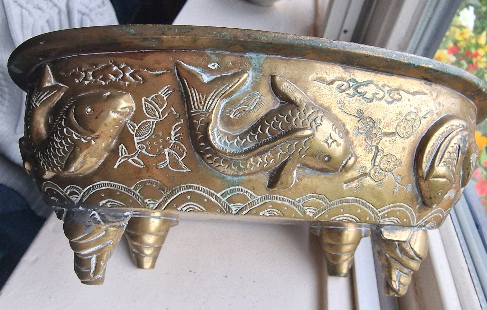 Antieke bronzen plantenbak met vissen reliëf, Antiek en Kunst, Ophalen of Verzenden, Brons