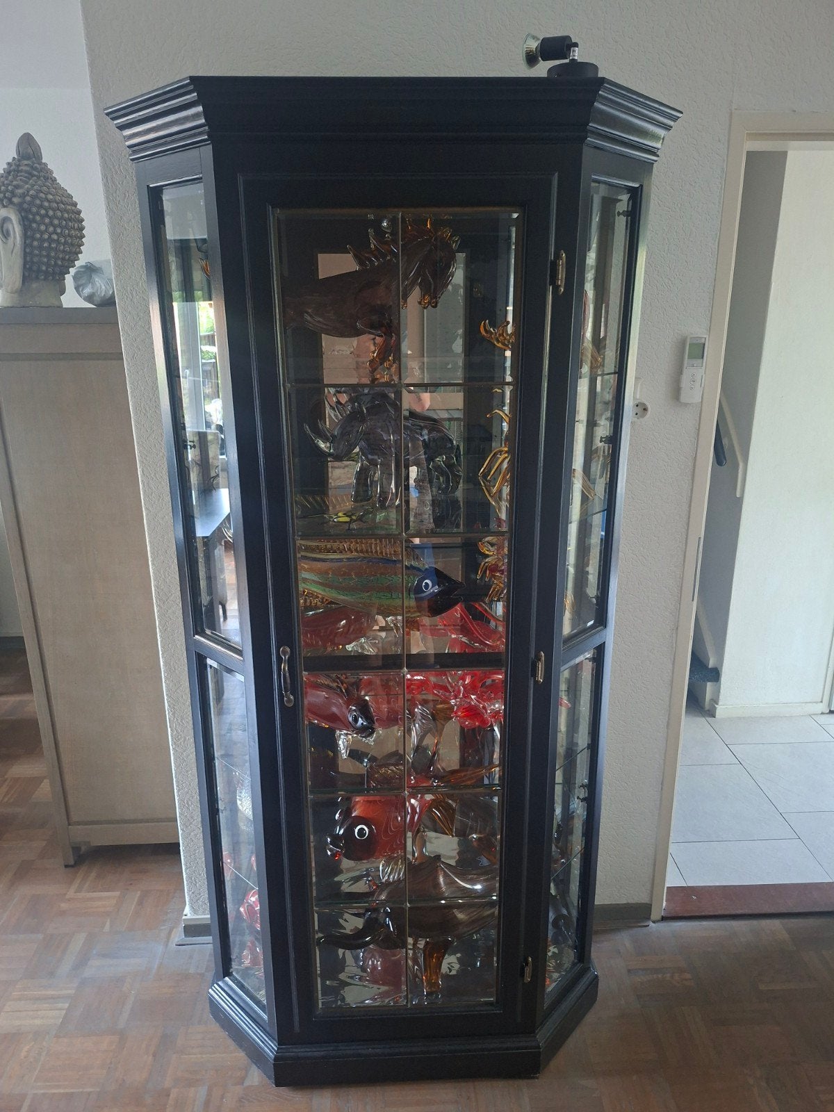 te koop mooie vitrinekast zwart zie foto's, Huis en Inrichting, Kasten | Vitrinekasten, Ophalen, Met deur(en), 100 tot 150 cm