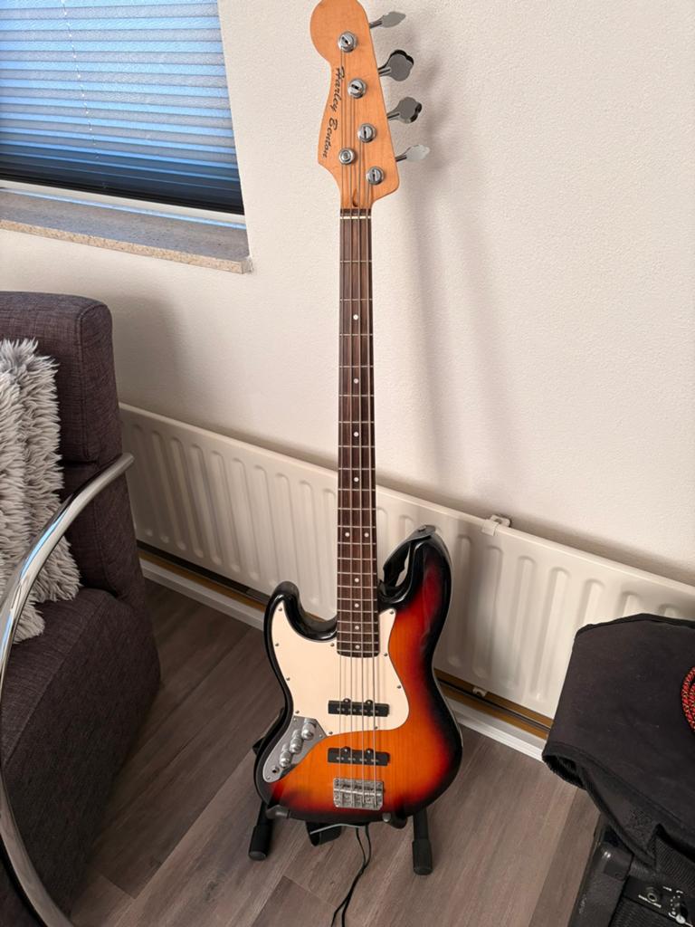 Linkshandige Harley Benton Basgitaar met Versterker en Hoes, Muziek en Instrumenten, Snaarinstrumenten | Gitaren | Bas, Ophalen of Verzenden