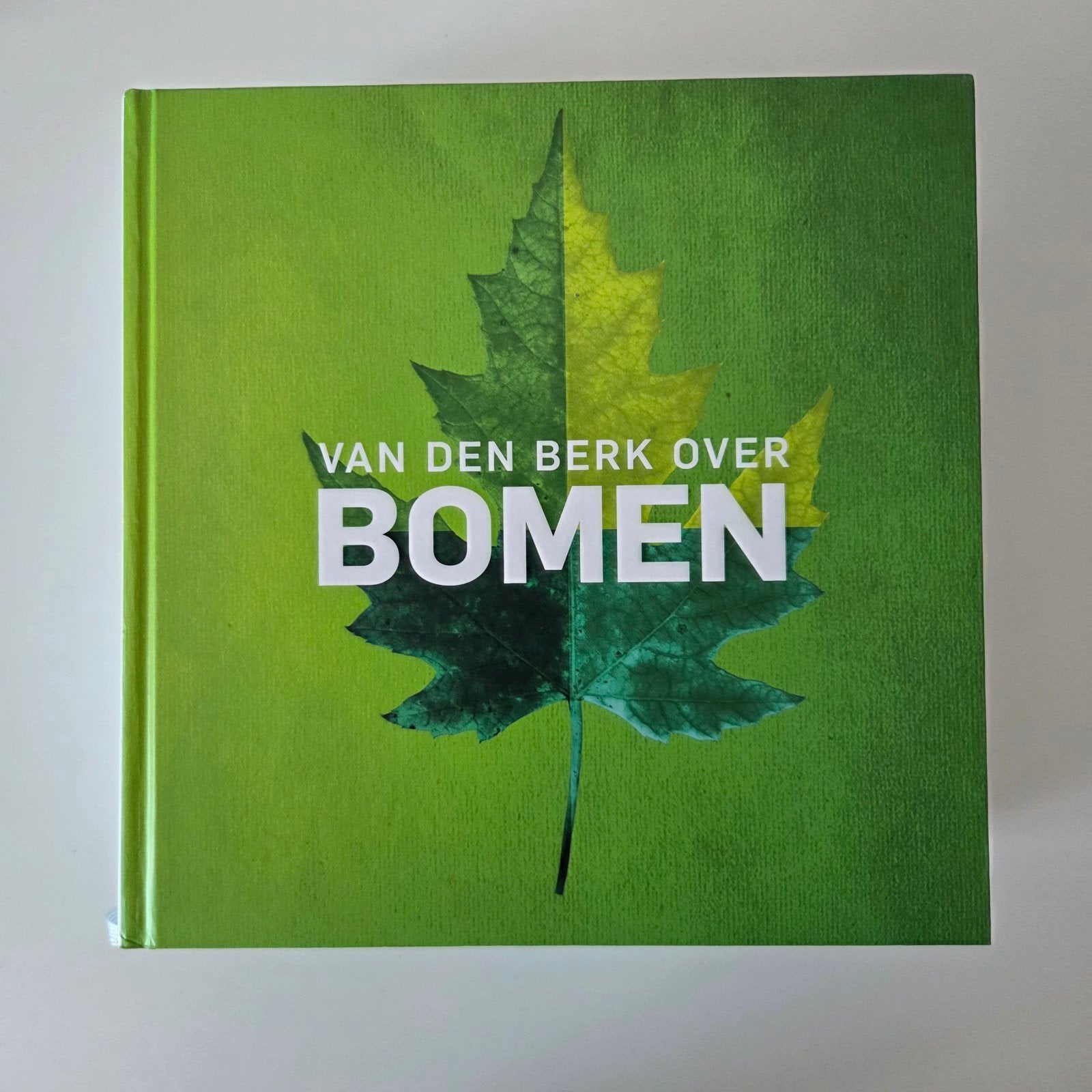 Van den Berk over Bomen - Tweede Editie 2015, Boeken, Ophalen of Verzenden, Zo goed als nieuw, Bloemen, Planten en Bomen, Boomkwekerij Gebr. Van den Berk B.V.