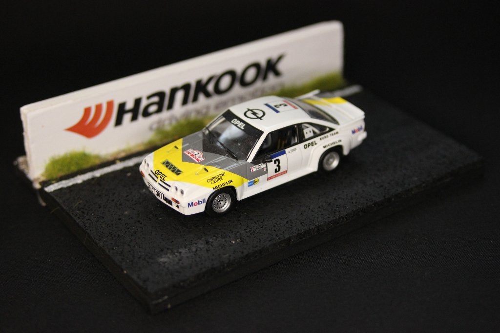 Diorama circuit met muur 1:43 Hankook, Hobby en Vrije tijd, Modelbouw | Figuren en Diorama's, Info@bennie-gs.nl, Bennie G's, 7241MB