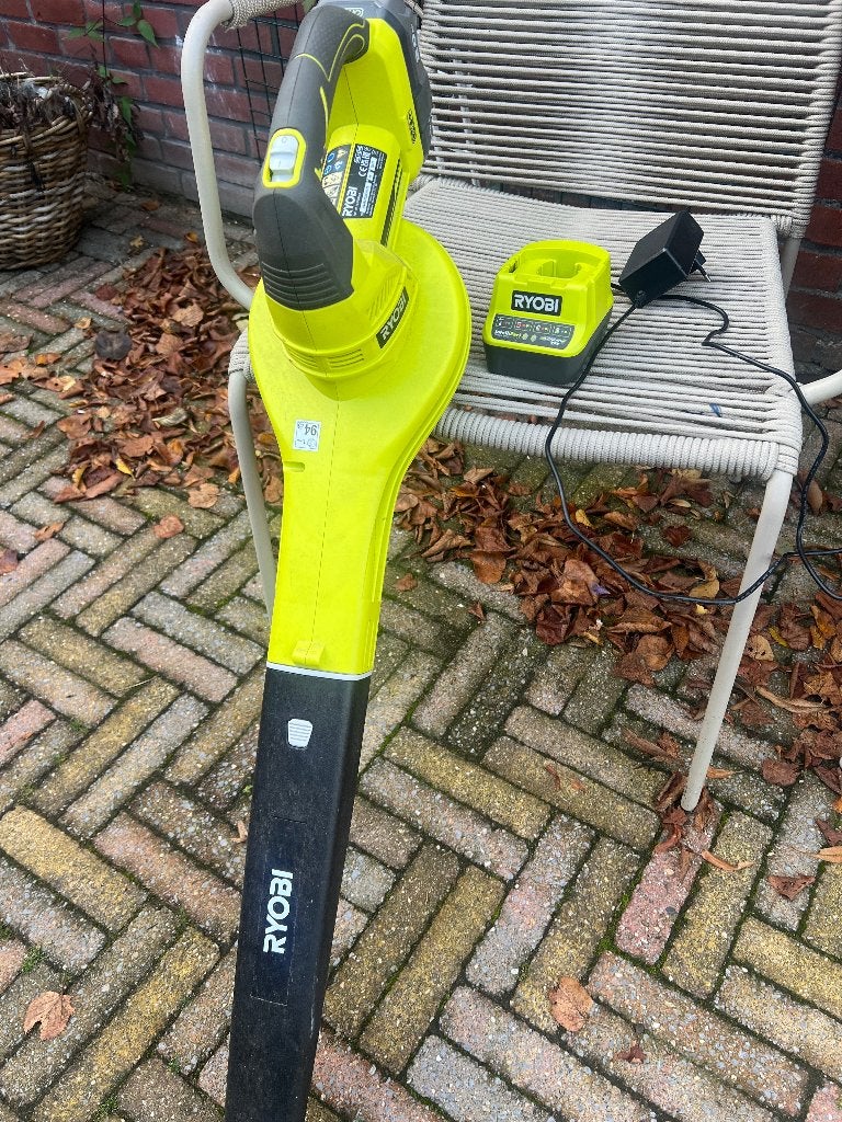 Een bladblazer en bladzuiger, Ophalen, Gebruikt, Met opvangzak, Ryobi