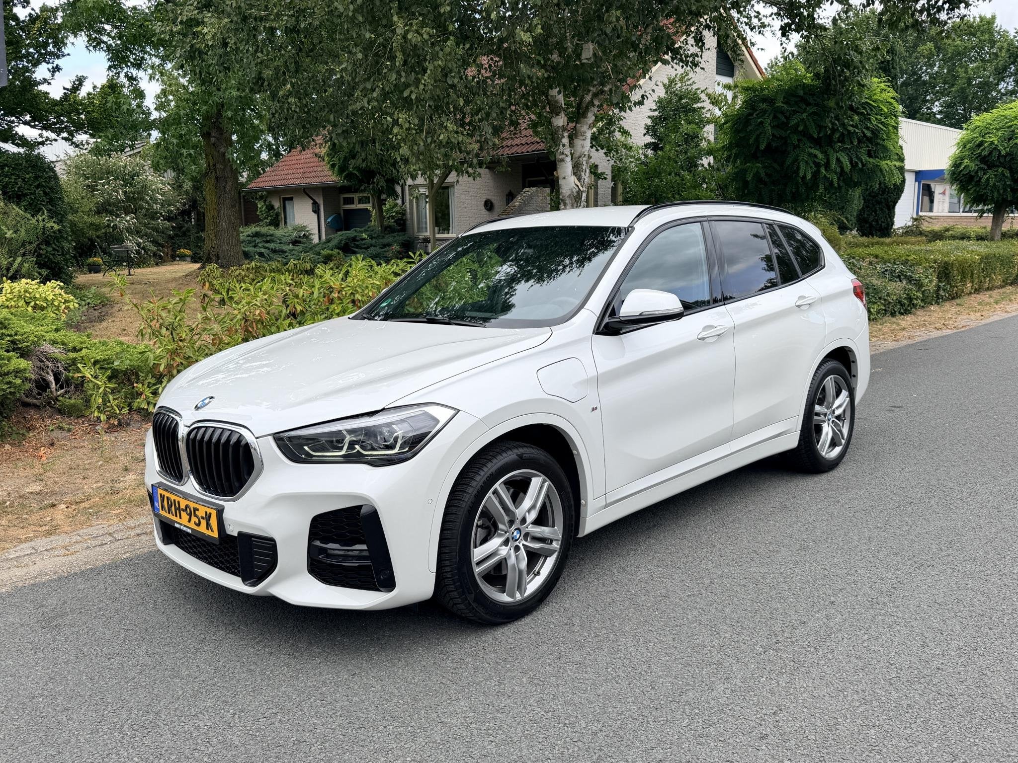 BMW X1 xDrive25e M-Sport 220PK PHEV Leder•Navi, Gebruikt, Wit, Bedrijf, Vierwielaandrijving