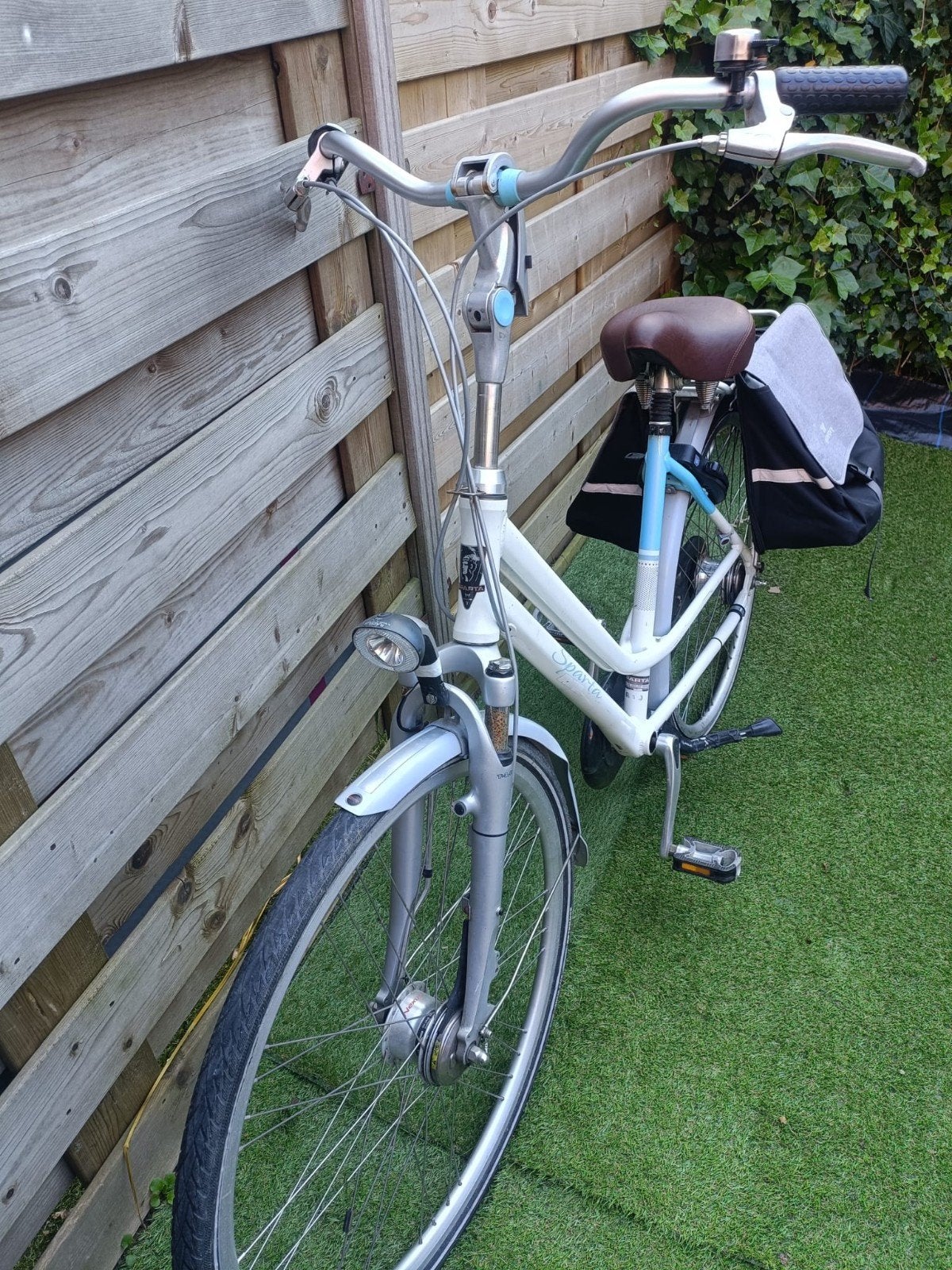 Damesfiets - Comfortabel en compleet met fietstassen, Fietsen en Brommers, Fietsen | Dames | Damesfietsen, Ophalen, Gebruikt