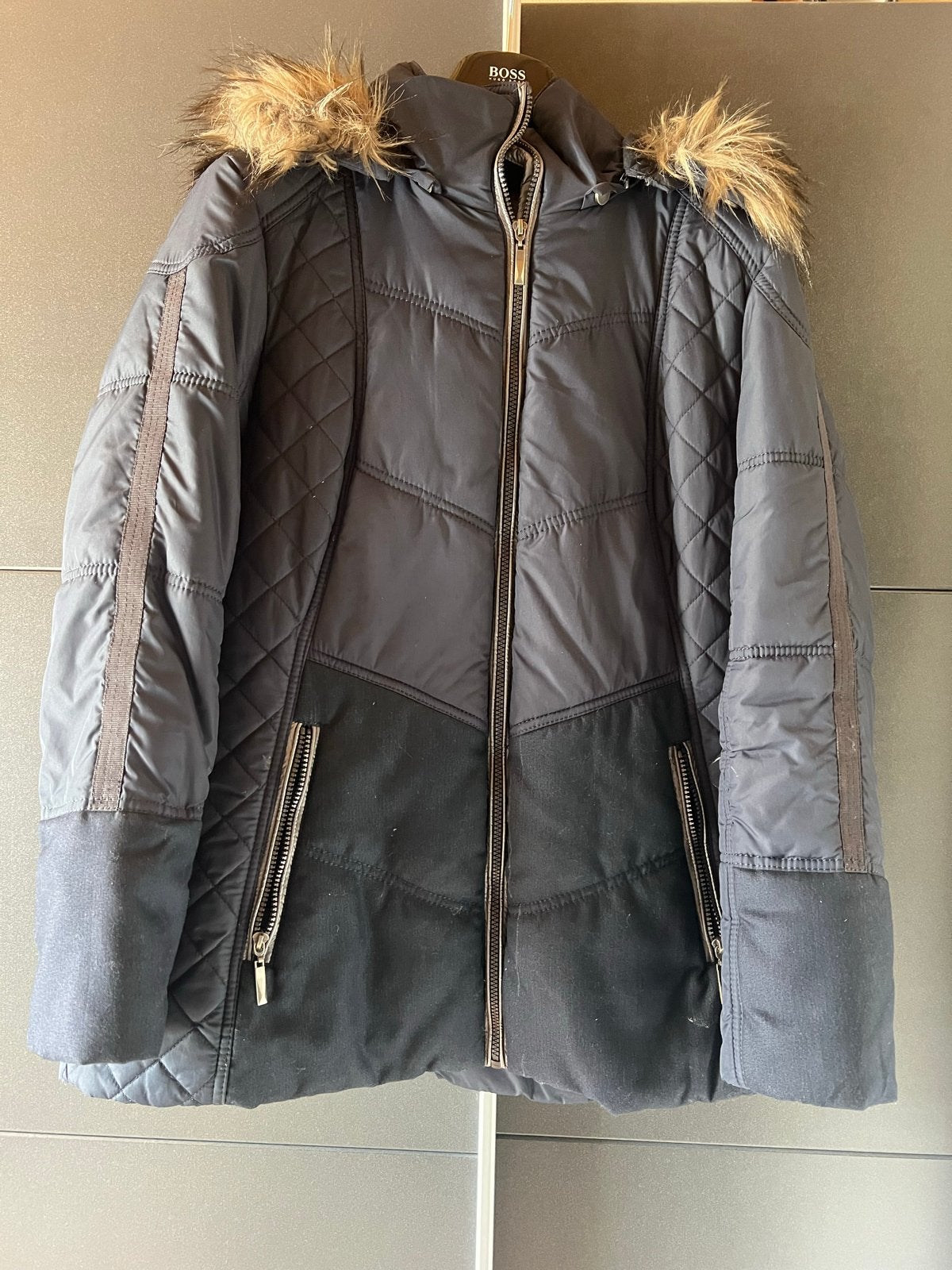 Donkerblauwe gewatteerde winterjas met afneembare capuchon, Ophalen of Verzenden, Gedragen, Maat 42/44 (L), Blauw