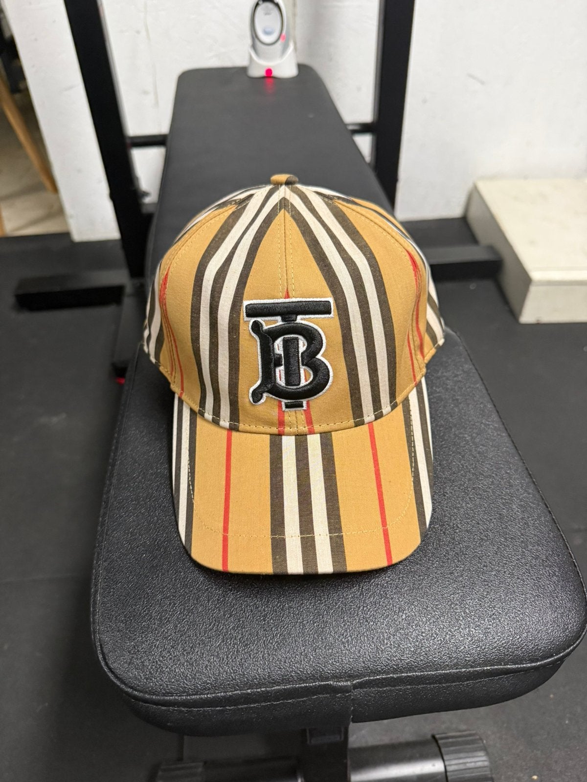 Burberry pet, Ophalen, Zo goed als nieuw