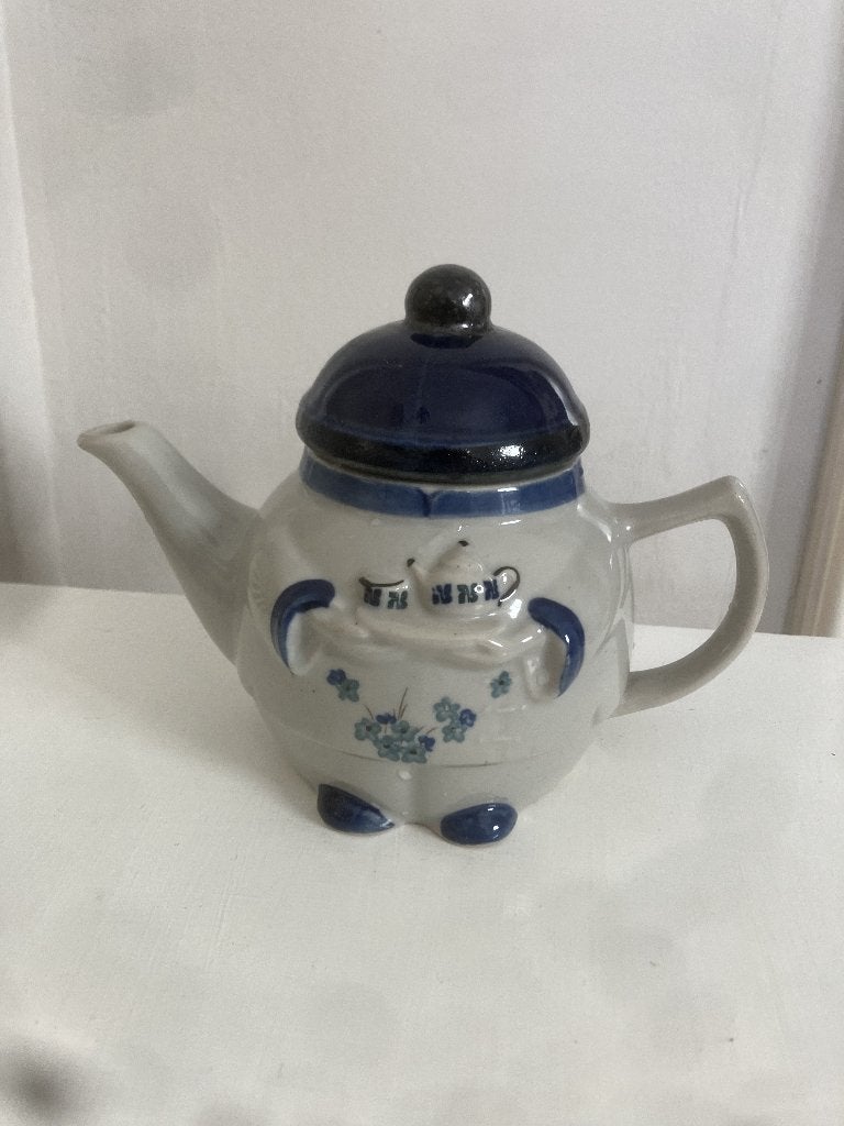 Vintage theepot van porselein in vorm van mandarijnhabijt, Overige typen, Ophalen of Verzenden, Zo goed als nieuw, Overige stijlen