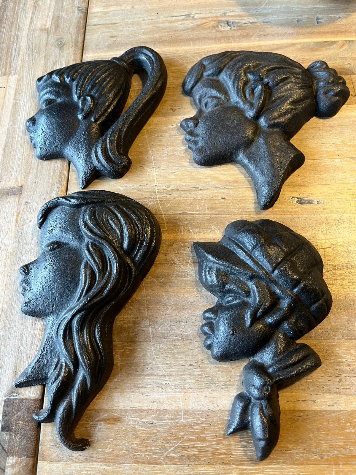 4 vintage gietijzeren wandhoofdjes muurdecoratie, Metaal, Zwart, Vintage, Decoratieobject