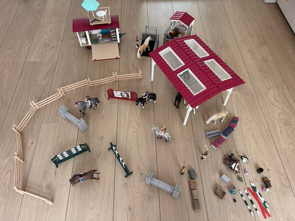 Grote Schleich paardenset met woonwagen en accessoires, Ophalen of Verzenden, Gebruikt, Meisje